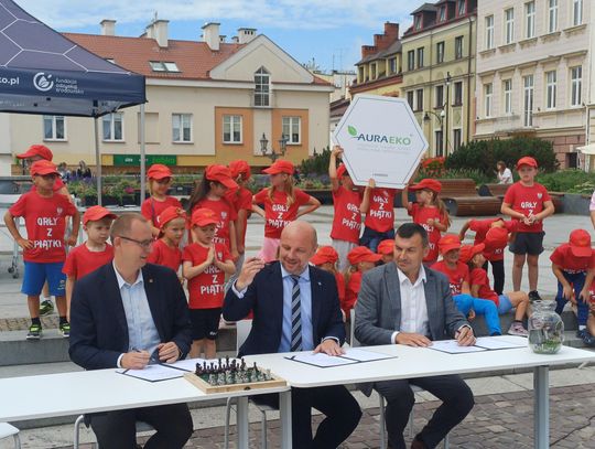 Ekologiczny Rzeszów: Prezydent podpisał na rynku umowę na elektrośmieci [FOTO]