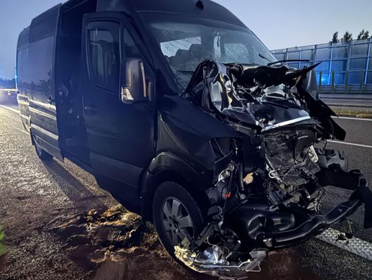 Bus wjechał w ciężarówkę. Wypadek na A4 w Bratkowicach [ZDJĘCIA]