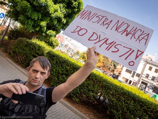 Rzeszowski protest przeciwko "deprawacji" w szkołach zgromadził 20 osób [FOTORELACJA]