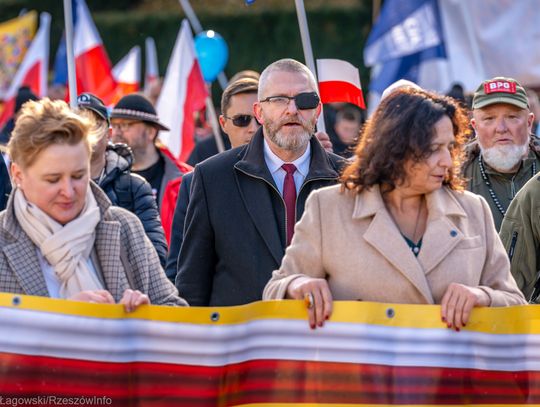 Tłumy na marszu "Polska za pokojem" Konfederacji Korony Polskiej w Rzeszowie [FOTORELACJA]