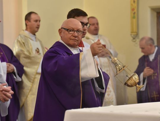 „Żyjemy i umieramy dla innych” – modlitewne wspomnienie zmarłych nauczycieli i uczniów w Rzeszowie [FOTORELACJA]