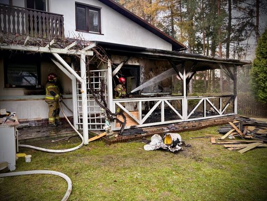 Pożar altanki i części domu w Rzeszowie [ZDJĘCIA]