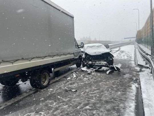 Zima w Rzeszowie i okolicach. Trudne warunki na drogach [ZDJĘCIA]