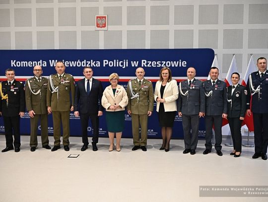 Uroczysta ceremonia w Rzeszowie. Odznaczenia dla funkcjonariuszy i ślubowanie nowych policjantów [ZDJĘCIA]