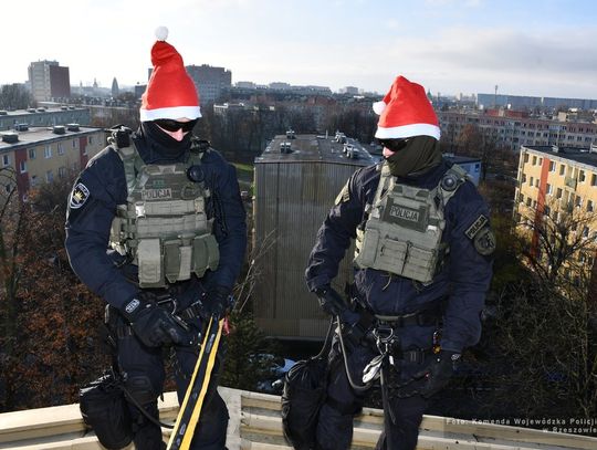 Mikołaj na linach i policyjny robot z prezentami. Niezwykła akcja w rzeszowskich szpitalach