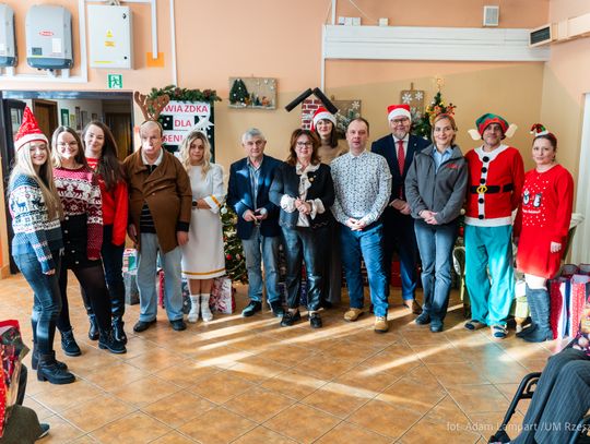 Świąteczna magia w DPS przy ul. Sucharskiego. Mikołajowie odwiedzili Seniorów [ZDJĘCIA]