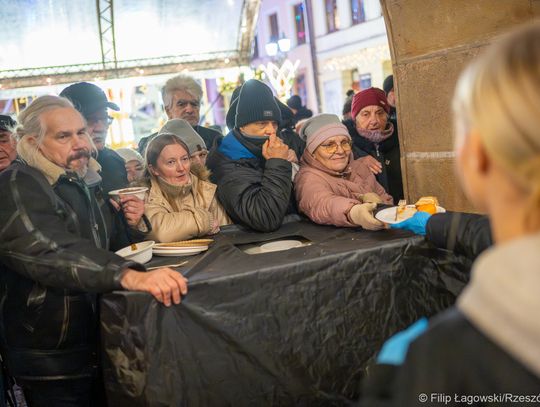 Wigilia Miejska w Rzeszowie. Kolędy, życzenia i świąteczne potrawy dla każdego [FOTORELACJA]