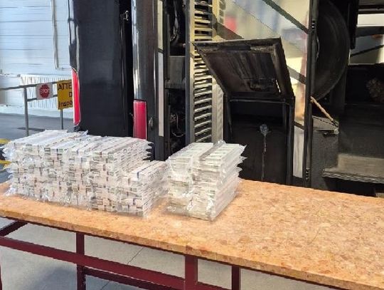 Papierosy w podłodze autokaru. Udaremniony przemyt na granicy w Korczowej