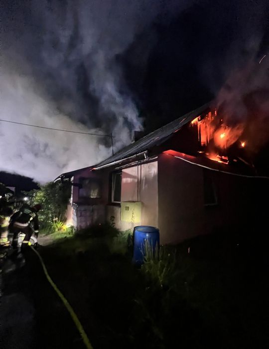 Duży pożar w Bratkowicach. Dom spłonął niemal doszczętnie, nikt nie ucierpiał