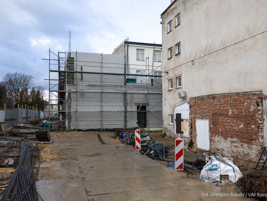 Budynek III LO w Rzeszowie przechodzi dużą metamorfozę. Zobacz zdjęcia!