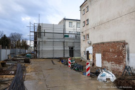 Budynek III LO w Rzeszowie przechodzi dużą metamorfozę. Zobacz zdjęcia!