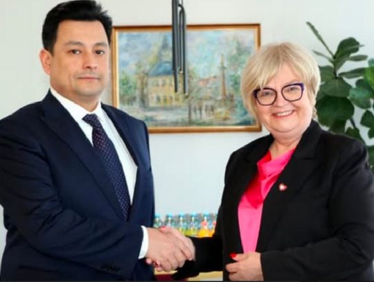 Ambasador Nadzwyczajny i Pełnomocny Republiki Uzbekistanu w RP Armisaid Agzamkhodjaev złożył kurtuazyjną wizytę wojewodzie podkarpackiemu Teresie Kubas-Hul.