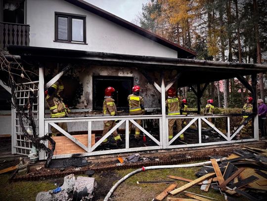 Dzieci zauważyły pożar domu na Zwięczycy, ich rodzice zaczęli go gasić [ZDJĘCIA, WIDEO]