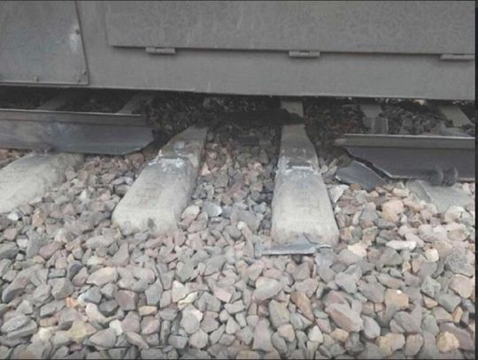 Maszynista pociągu IC "Wisłok" z Warszawy do Rzeszowa przejechał nad metrowym ubytkiem szyny