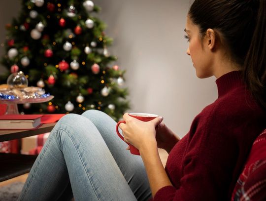 Samotność w tłumie czy solo przy stole? O różnych obliczach świątecznej izolacji rozmawiam z psycholożką, Moniką Niedźwiecką