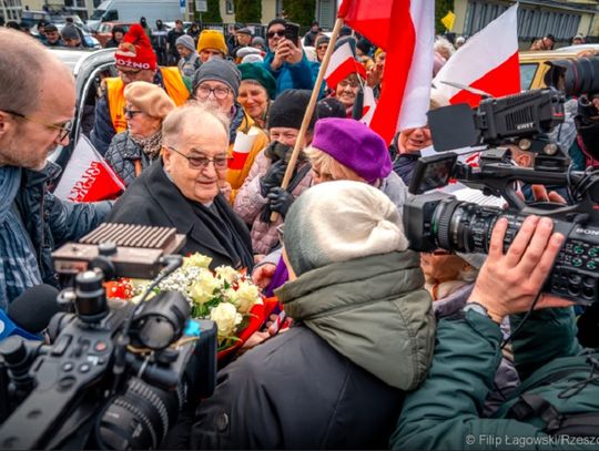 Ojciec Tadeusz Rydzyk stawił się w rzeszowskiej prokuraturze. Przywitali go mieszkańcy z kwiatami [ZDJĘCIA]