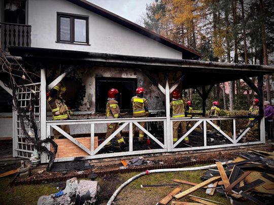 Dzieci zauważyły pożar domu na Zwięczycy, ich rodzice zaczęli go gasić [ZDJĘCIA, WIDEO]
