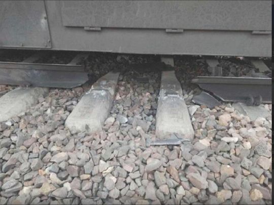 Maszynista pociągu IC "Wisłok" z Warszawy do Rzeszowa przejechał nad metrowym ubytkiem szyny