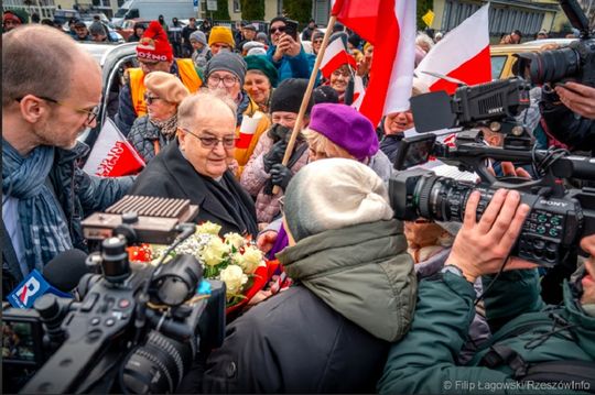 Ojciec Tadeusz Rydzyk stawił się w rzeszowskiej prokuraturze. Przywitali go mieszkańcy z kwiatami [ZDJĘCIA]