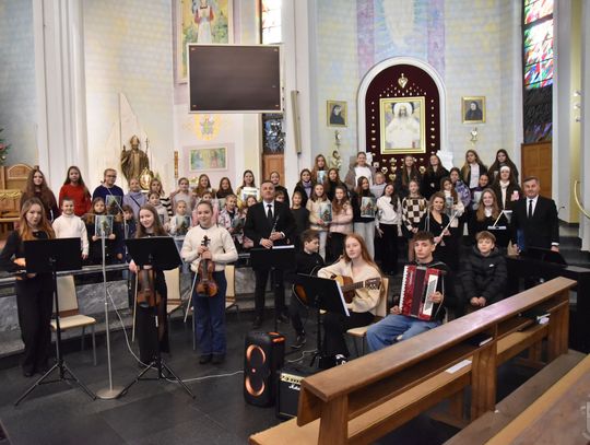 Wiara, jedność i kolęda. Opłatkowe spotkanie szkół im. św. Jana Pawła II [FOTORELACJA]