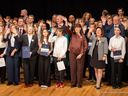 Prezydent Rzeszowa przyznał stypendia dla najlepszych uczniów [ZDJĘCIA]
