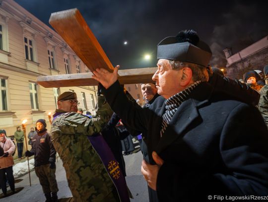 Tradycyjna droga krzyżowa ulicami Rzeszowa zgromadziła tłumy wiernych [FOTORELACJA]