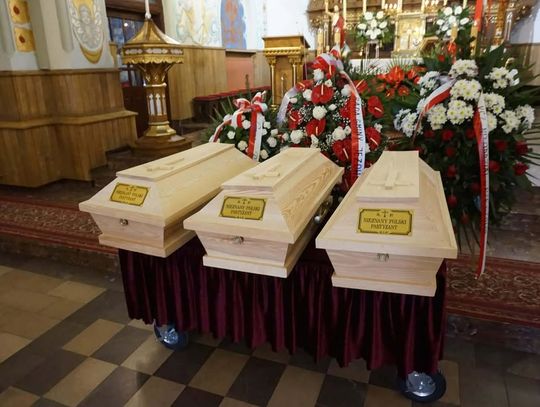 Uroczysty pochówek trzech nieznanych partyzantów w Woli Raniżowskiej [ZDJĘCIA]