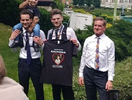 Lekarz pod krawatem i ojciec z chorym synkiem na barkach pobiegli po życie Kacperka [ZDJĘCIA]