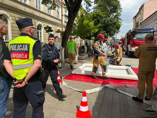 Dymiąca przesyłka na Uniwersytecie Rzeszowskim. Ćwiczenia służb CBRN [ZDJĘCIA]