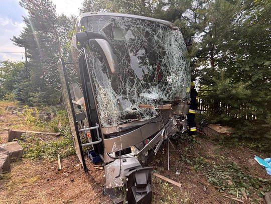 Autobus wypadł z drogi i staranował ogrodzenie zakładu. Kierowca trafił do szpitala [ZDJĘCIA]