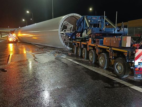 Gigantyczna część turbiny wiatrowej spadła na A4 pod Rzeszowem [ZDJĘCIA]