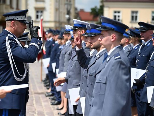 95 awansów i policyjne odznaczenia podczas uroczystego apelu na Rynku [ZDJĘCIA]