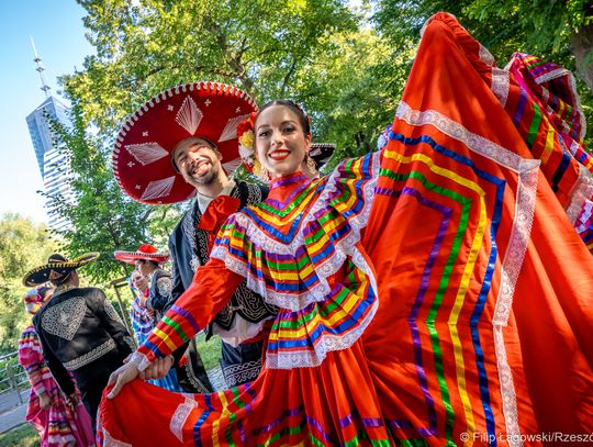 Tradycyjny korowód otworzył XX Światowy Festiwal Polonijnych Zespołów Folklorystycznych [FOTORELACJA]