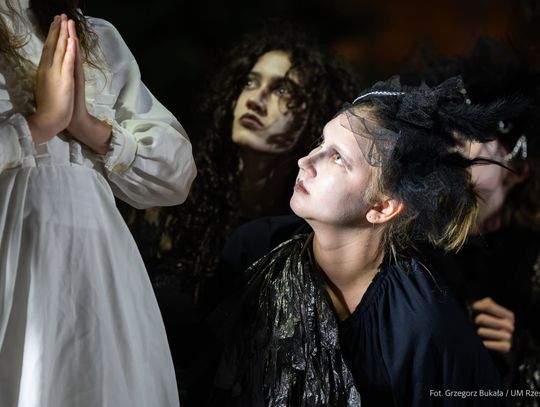 „Dziady” wybrzmiały w Rzeszowie. Narodowe Czytanie w teatralnej odsłonie [ZDJĘCIA]