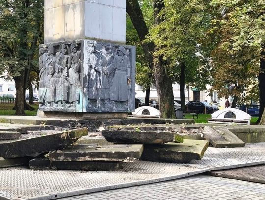 Rusza demontaż Pomnika Wdzięczności Armii Radzieckiej z Placu Ofiar Getta [ZDJĘCIA]
