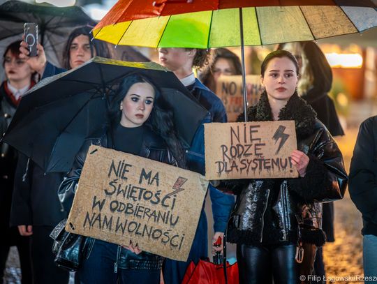 „Czerwona kartka za aborcję”. Manifestacja i kontrmanifestacja na rzeszowskim Rynku [FOTORELACJA]